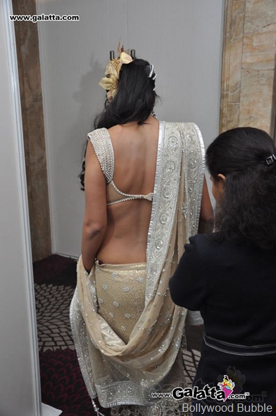 Shriya Saran at CIFW backless and navel show (1)