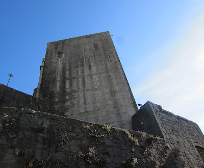 parte da fachada da aniga Casa da Câmara do Porto e um muro em pedras de granito
