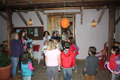 Piñata colmena para los niños en Camping La Lomilla, Jérez del Marquesado