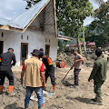 Polisi Bersihkan Rumah Warga Terdampak Bencana Longsor di Humbahas