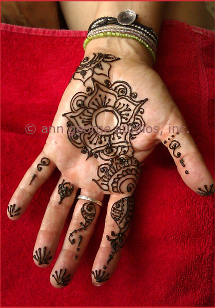 Here is a very simple henna tattoo for the palm of the hand