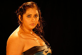 Hot Tamil Actress Namitha Hot Cleavage