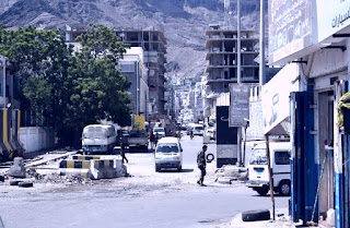طريق البنك المركزي اليمني في عدن مغلق رغم افتتاحه من قبل المحافظ لملس