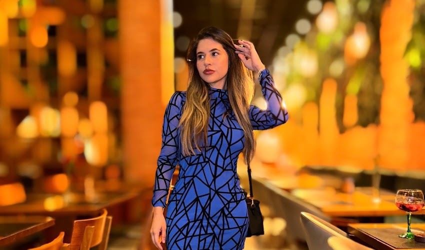 Look: Vestido azul royal geometrico