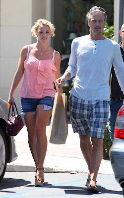 Britney Spear: Weekend Shopping with Her Boyfriend 