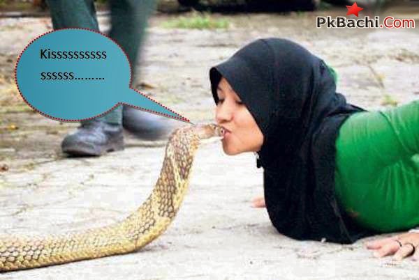 Pakistani Girls With Snakes Amazing Photo Shots