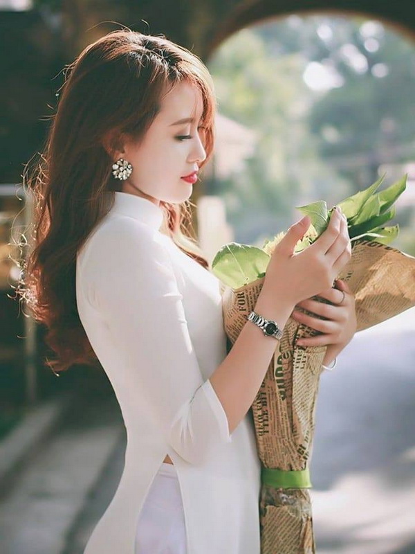 Thiếu nữ áo dài trắng ôm hoa