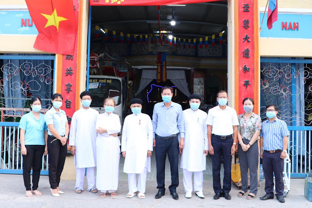 Lãnh đạo thành phố, quận, Phường 28 thăm, tặng quà Thánh thất Cao Đài Bình Thạnh. (Ảnh T. Tâm)