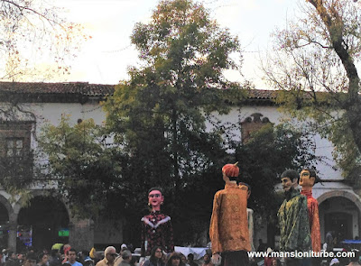 Mojigangas en Pátzcuaro, en la Plaza Vasco de Quiroga