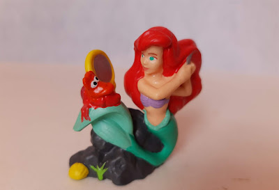 Miniatura  de vinil estática , marca Applause, da Princesa Ariel penteando cabelo e  o caranguejo Sebastião segurando o espelho , do desenho A pequena sereia - Disney  5,5cm de altura R$ 20,00