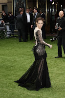 Kristen Stewart Cute In Premiere of Snow White and the Huntsman3