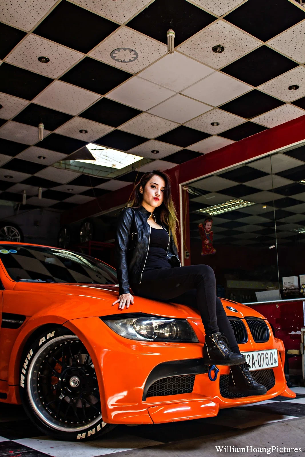 Vẻ đẹp ma mị của hot girl bên cạnh xế độ BMW M3 GTRS3