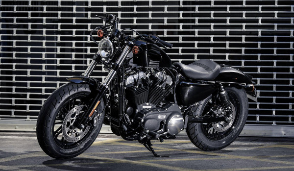 Harley Davidson Sportster Iron 883 and 1200 48 Test 2016