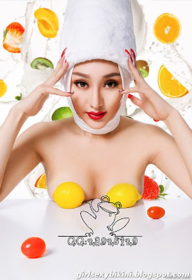Yangzi Lu half-naked breasts with you to experience the fruits feast