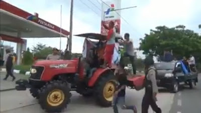 Dilarang Isi BBM di Jerigen, Puluhan Petani bawa Traktornya ke SPBU
