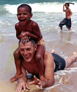 Barack Obama y su abuelo en las playas de Hawaii