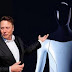 Ο Ελον Μασκ παρουσίασε το... οικιακό ρομπότ της Tesla! Θα κάνει δουλειές του σπιτιού, θα κρατά συντροφιά, ακόμη και... σεξουαλική!
