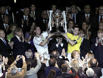 Casillas and Ramos with the trophy of the Spanish League 2011-2012