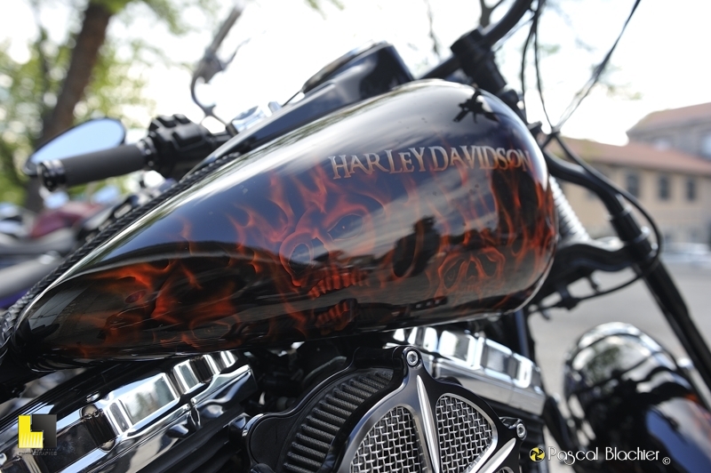 peinture personnalisée sur une harley davidson country rock festival de donzere 2014 photo blachier pascal