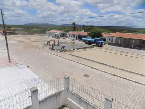 Prefeitura de Delmiro Gouveia avança na construção da praça central do Distrito Sinimbu