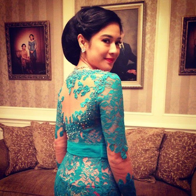 Foto Kebaya Modern Dian Sastrowardoyo Model Desain 2016 