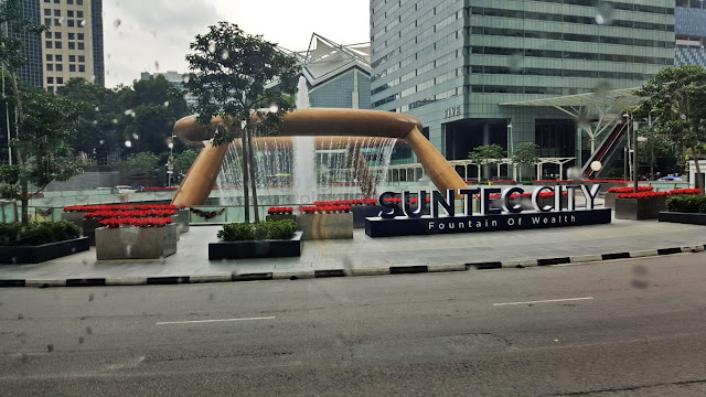 the bus passes by the fountain of wealth at suntec city on the free Singapore tour from Singapore Changi Airport