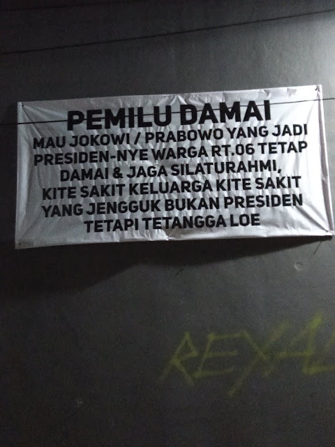 Spanduk Lucu 'Kampanye Pilpres Damai' Ini Nyindir Abis 