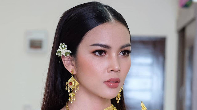 Chonlaputson Srikunha – Most Beautiful Ladyboy in Thailand Traditional Dress