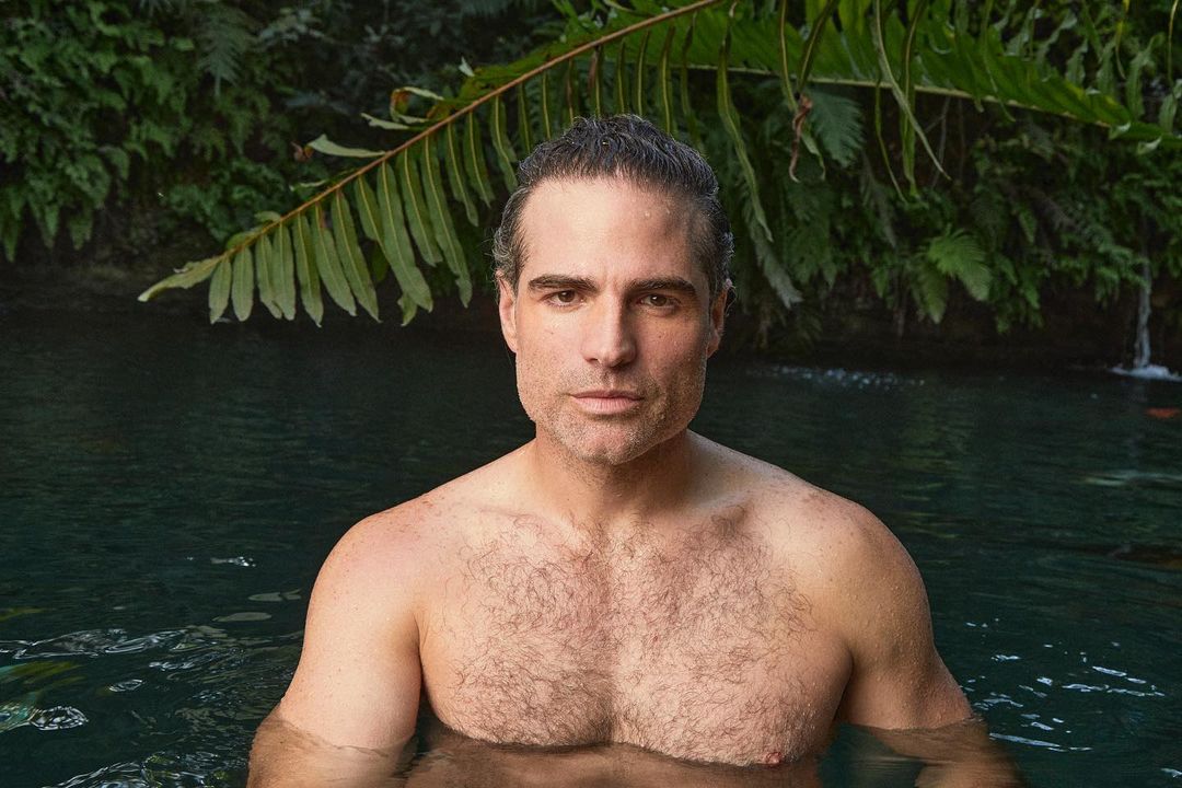 Roberto Manrique desnudos en el rio