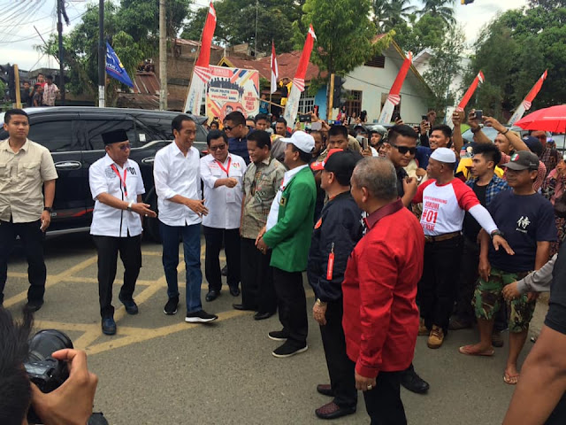 Capres 01, Jokowi disambut sejumlah tokoh penting Sulbar   (foto: fb Cogito Ergo Sum)