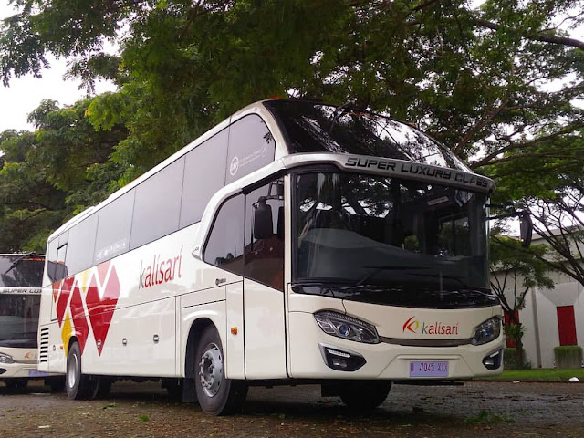 Bus-wisata-antar-pengunjung-keliling-objek-wisata-Purwakarta