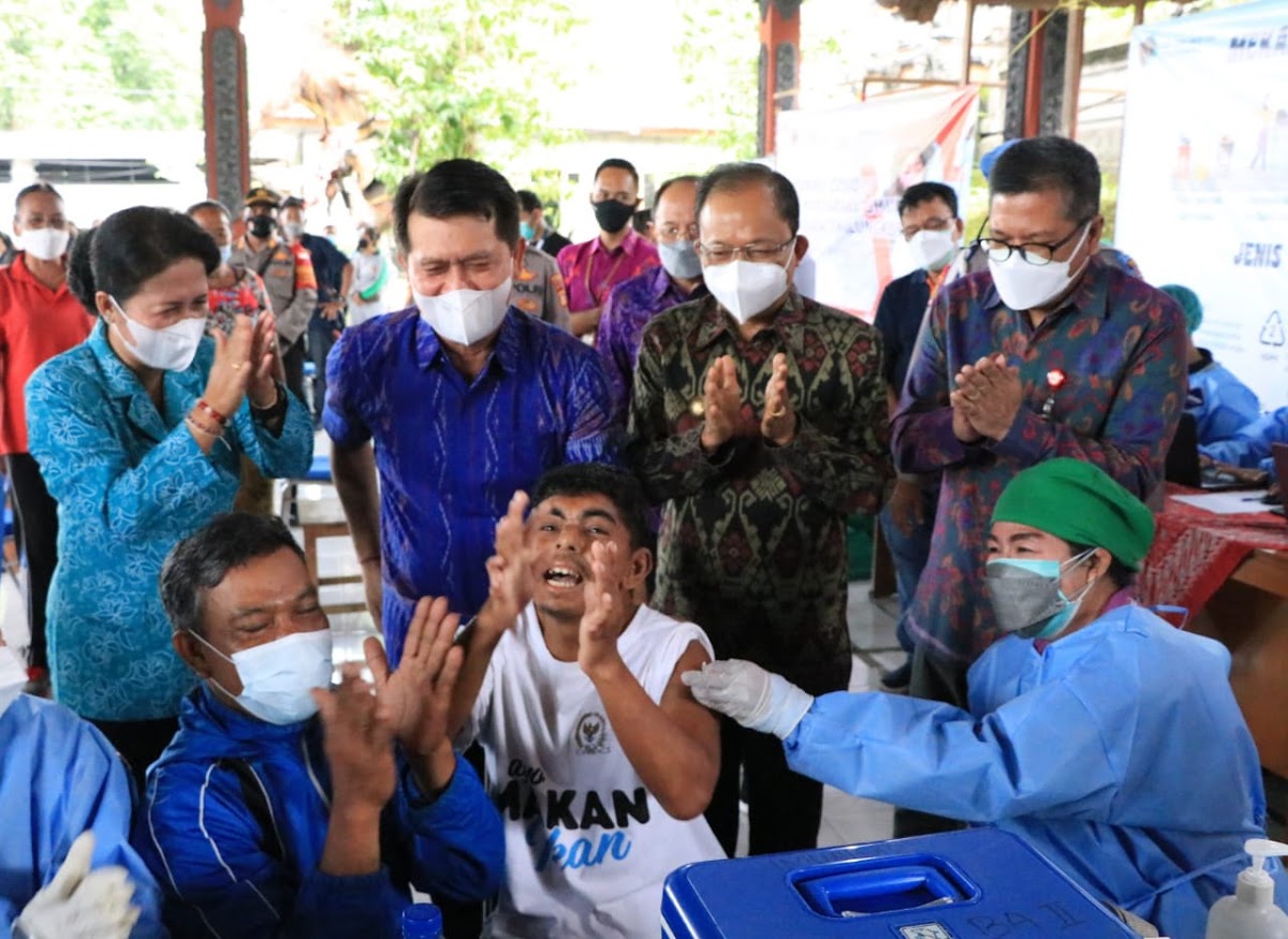   Gubernur Koster Tinjau Vaksinasi Penyandang Disabilitas dan ODGJ di Desa Getakan 