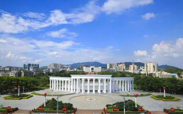 Sihui was selected as one of the top 100 counties and cities in terms of comprehensive strength in the country in 2023, and was rated as a "National Civilized City", "Hometown of Citrus in China" and "Hometown of Jade in China"