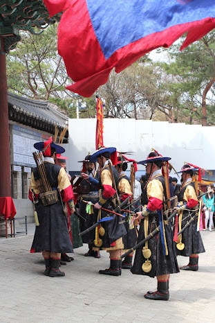 Momento del cambio de la guardia del palacio Deoksugung