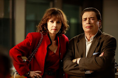 Leona Cavalli e José Rubens Chachá como Íris Abravanel e Sílvio Santos