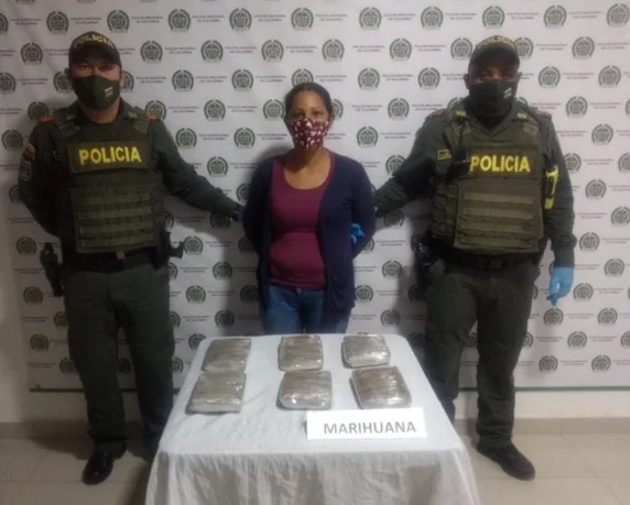 hoyennoticia.com, En Pelaya la cogieron con seis 'panelas' de marihuana