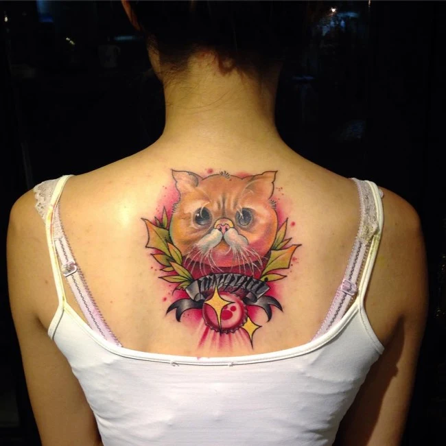 chica con tatuaje de gato