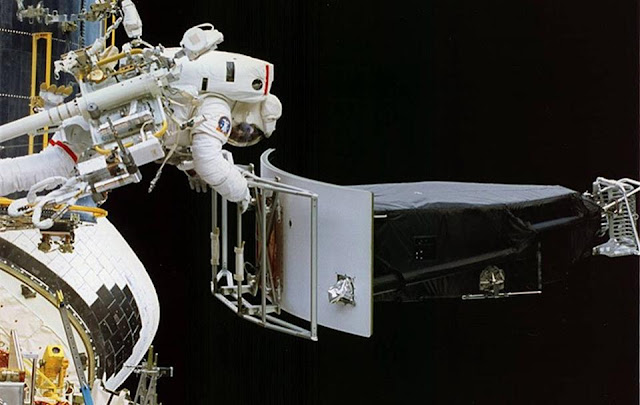 astronot-jeffrey-hoffman-memindahkan-kamera-wfpc-1-astronomi