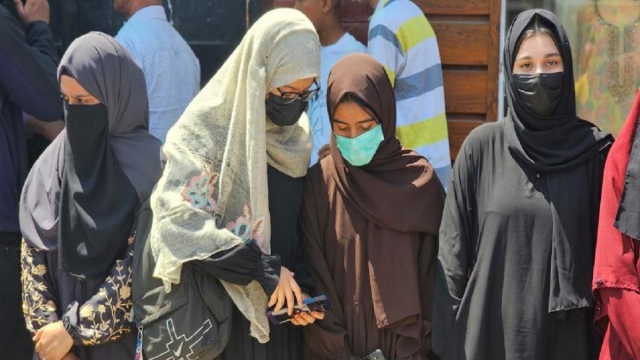 Abaya Resmi Dilarang, Prancis Tolak Puluhan Anak Perempuan Berbusana Muslim