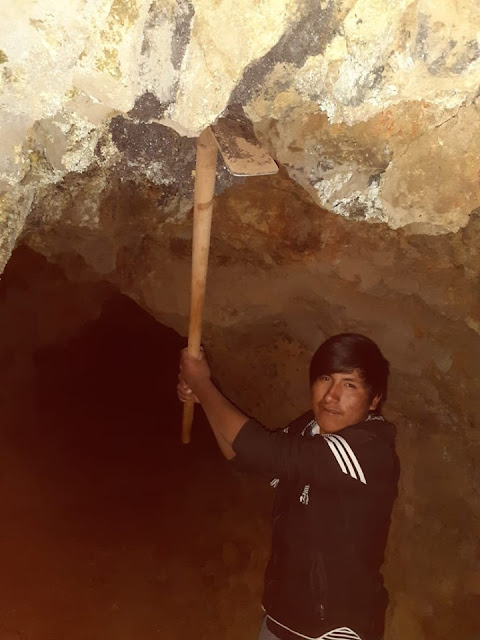 Heute haben wir Mineralsteine für den Blitzableiter in Casa Grande in der Mine geholt.