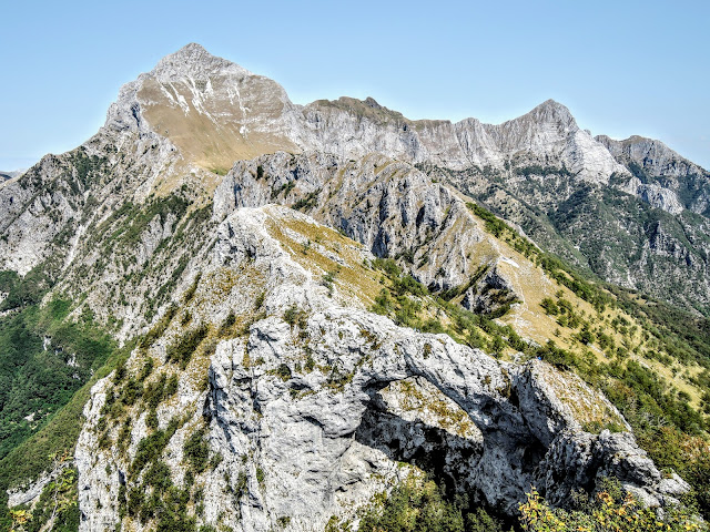 In primo piano l'arco e la cima Nord del Forato. Sullo sfondo il gruppo delle Panie