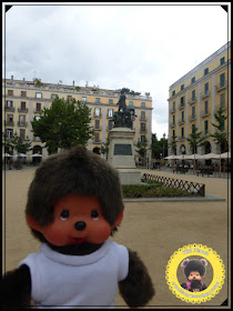 Bubbles le Monchhichi pose devant la place de l'Independència en Catalogne