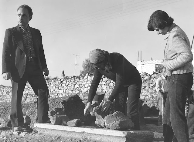 Ο Πέτρος Θέμελης σε ανασκαφή στην Ερέτρια το 1976.