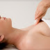 Chuyên viên hướng dẫn massage ngực đúng cách