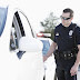 لماذا يلمس الشرطي عادةً الضوء الخلفي للسيارة أثناء توقيفها؟
