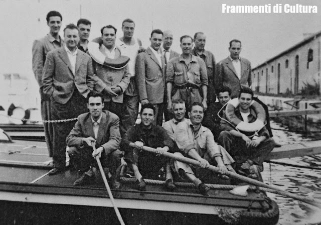 Giuliano Piol è il primo ragazzo seduto a sinistra, gli altri uomini sono i componenti degli equipaggi delle motovedette, 1954 circa.