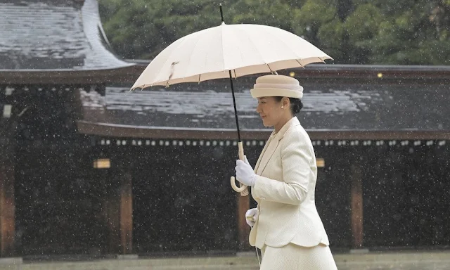 Emperor Naruhito, Empress Masako, Crown Prince Akishino, Crown Princess Kiko, Emperor Akihito and Empress Michiko
