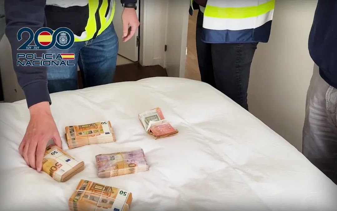 Dinero en efectivo hallado en uno de los domicilios de uno de los detenidos (Foto: Policía Nacional).