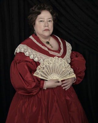 Kathy Bates nel ruolo di Delphine LaLaurie in AHS:Coven