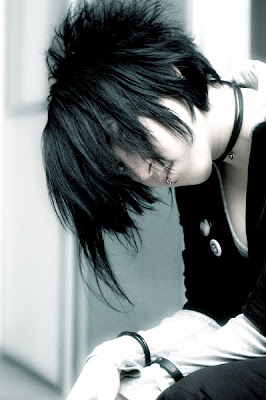 Emo Hair Style and Emo Haircuts With Girl Piercing